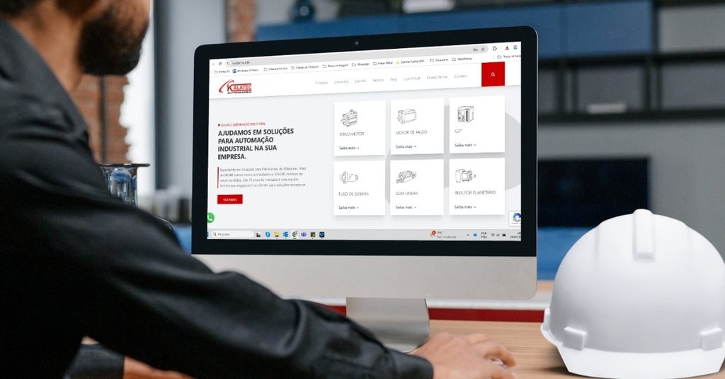 profissional de empresa de automação industrial​ usando o computador