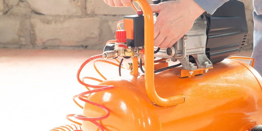 profissional manuseando compressor de ar