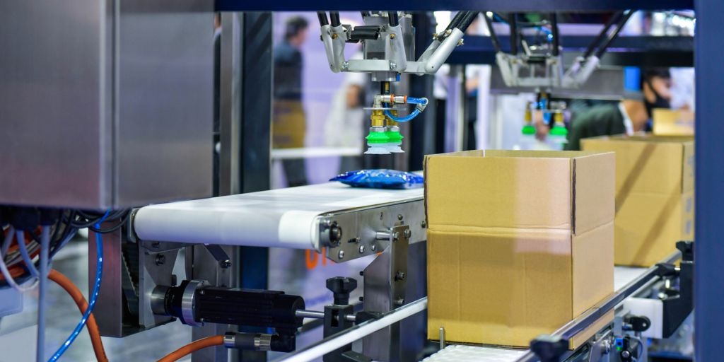 braço robótico em linha de produção