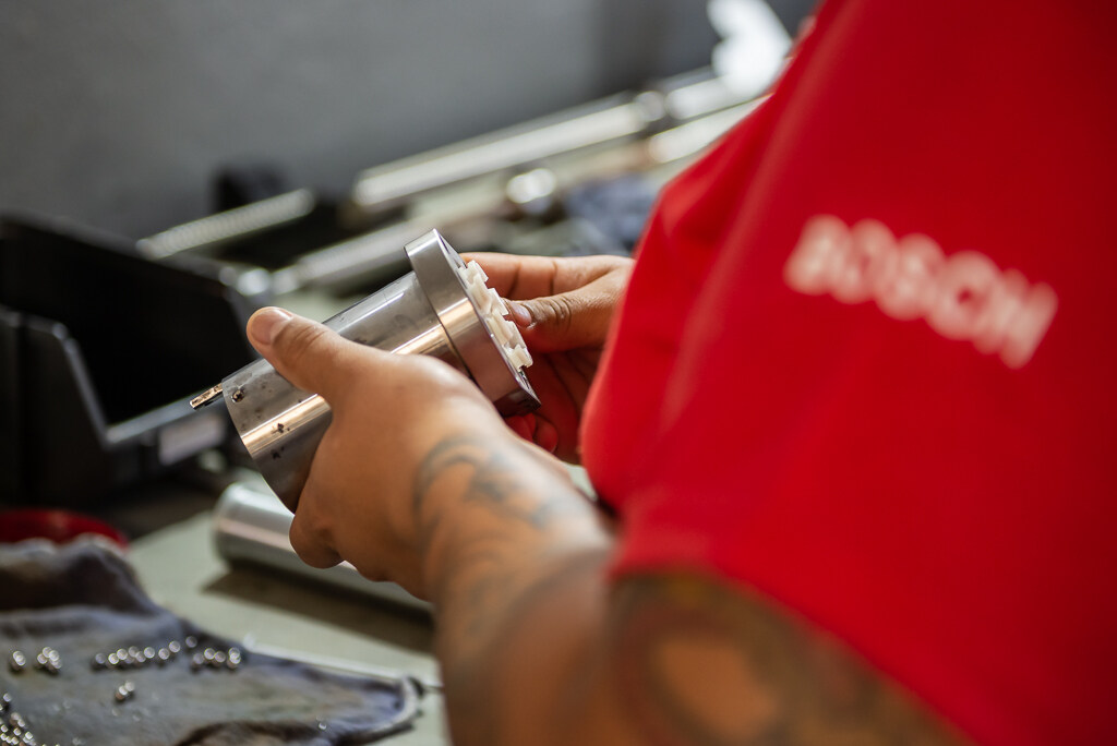 profissional trabalhando com manutenção preventiva e corretiva
