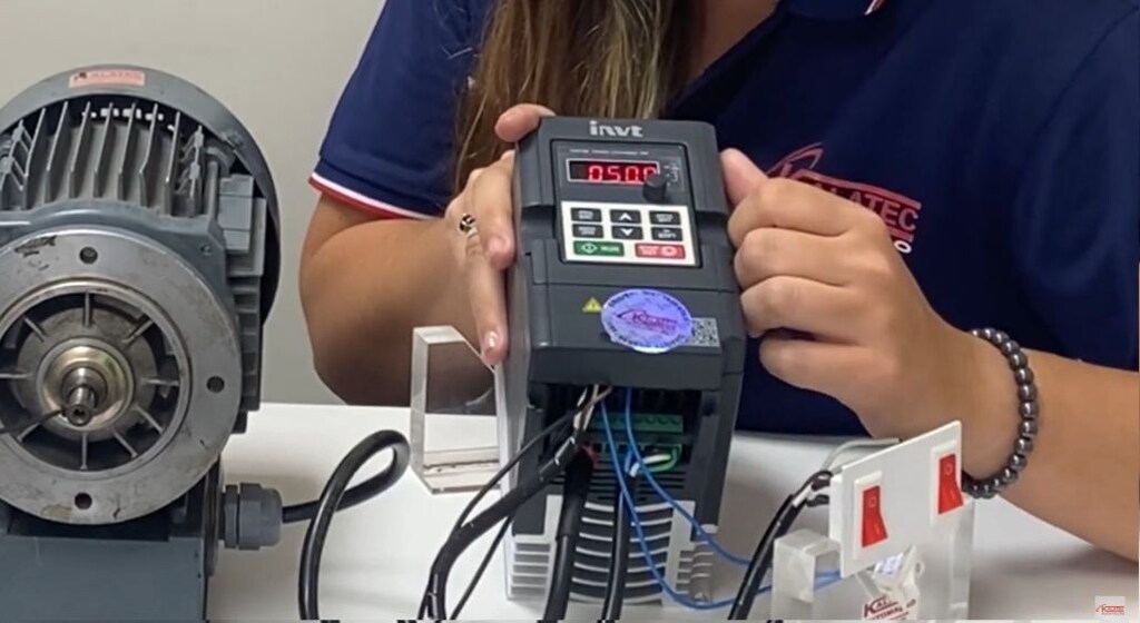 profissional operando inversor de frequência