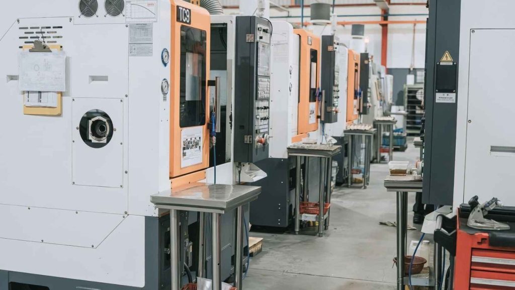 Máquinas CNC e centros de usinagem em ambiente industrial