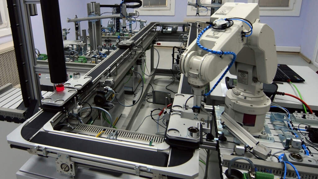 robôs na linha de montagem