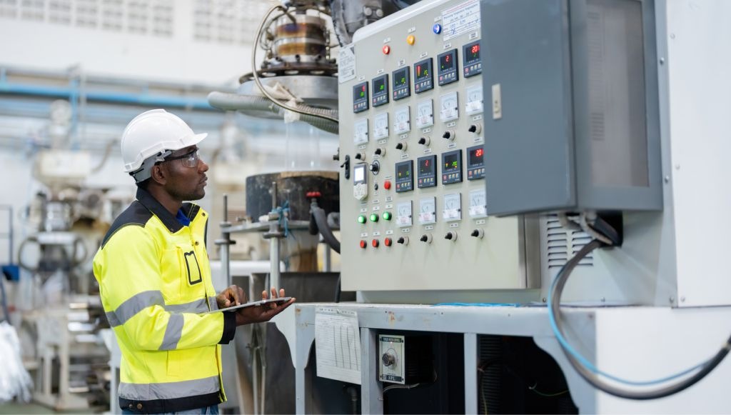 Técnico analisando os dados da linha de produção para manutenção preditiva