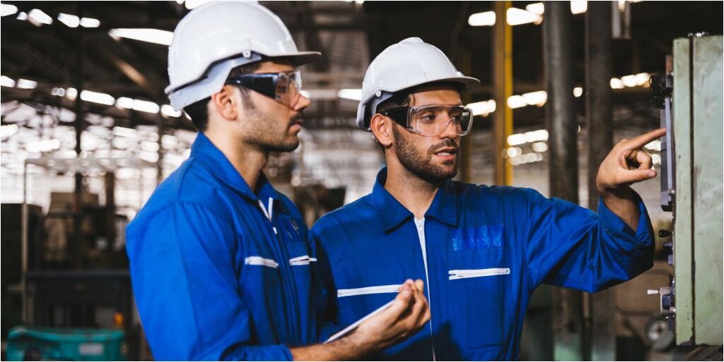 funcionários da indústria trabalhando com manutenção preditiva