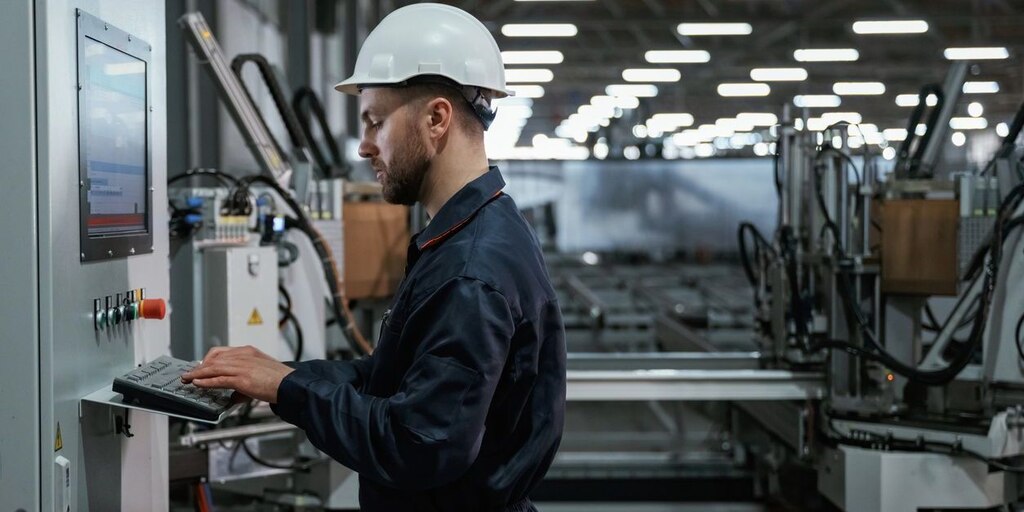 operário trabalhando com automação na mineração