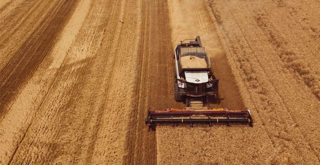 equipamento rural em plantação, representando a