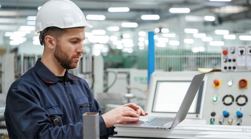 profissional trabalhando em engenharia de controle e automação