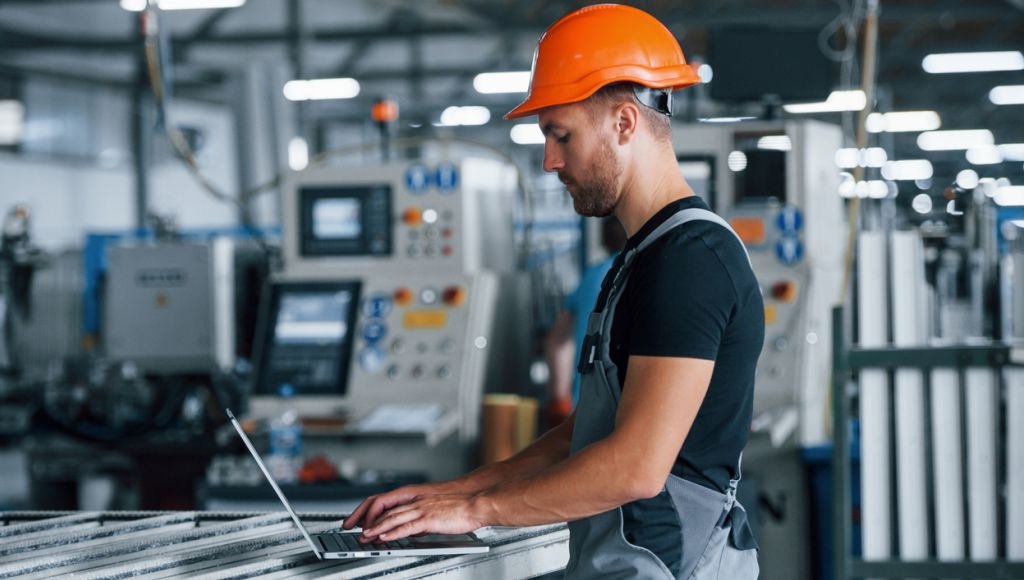 profissional de engenharia de controle e automação trabalhando em notebook