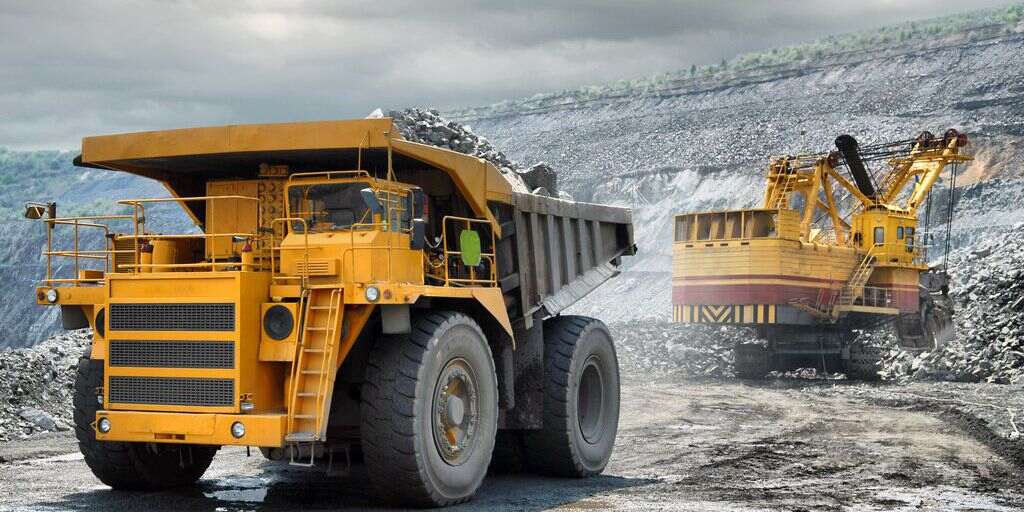 caminhões de mineração representando a importância de automatizar processos