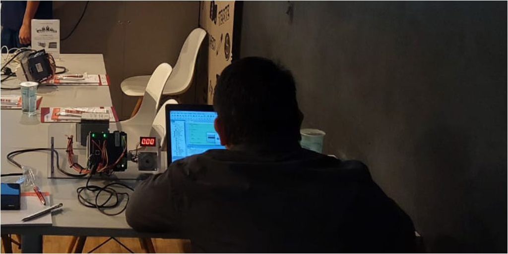 pessoa programando em computador representando a norma iec 61131 3