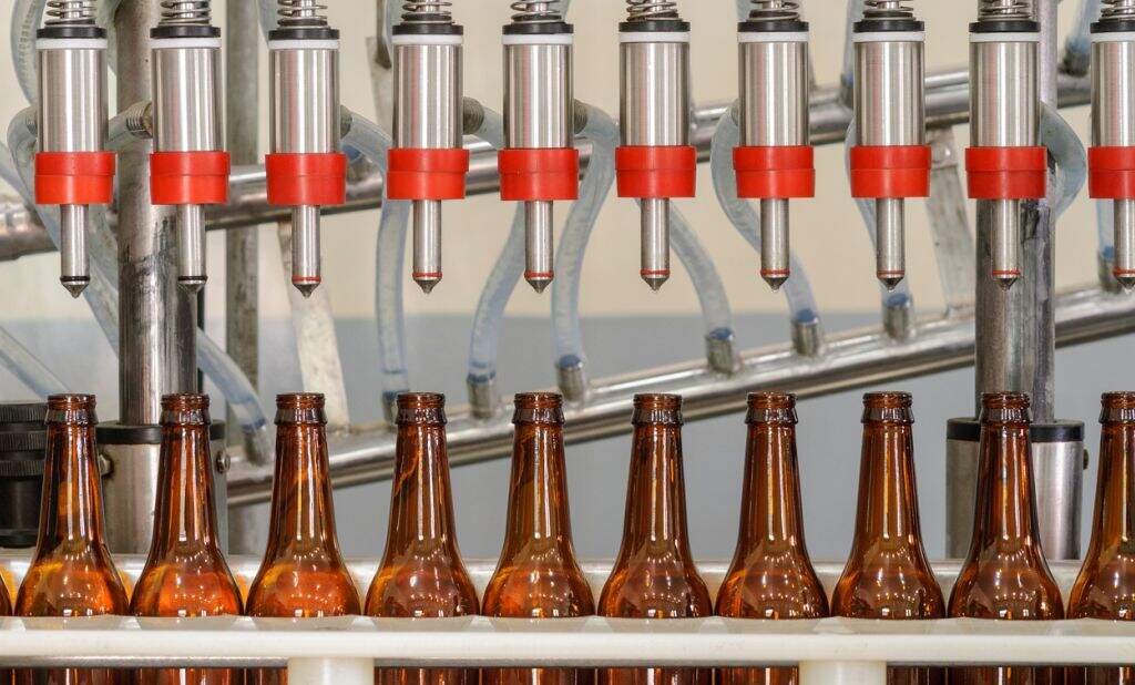 garrafas em máquina para processo de envase