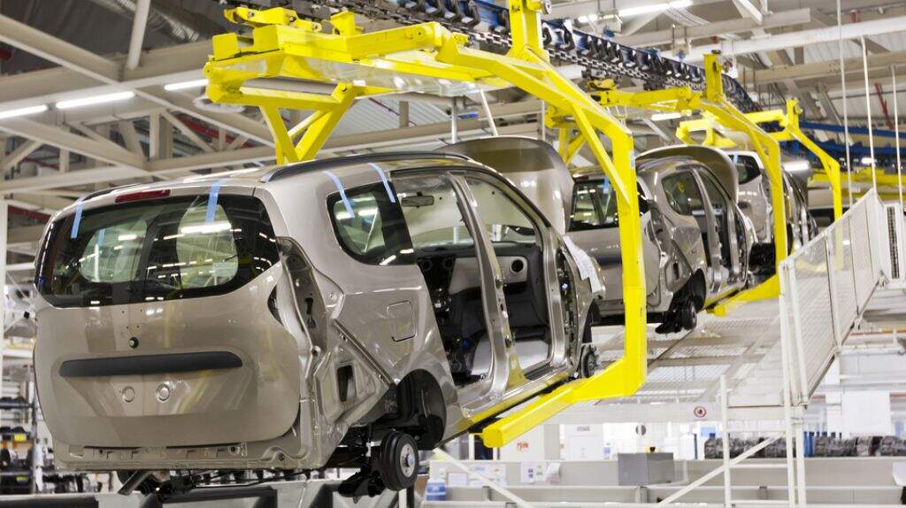 carros sendo montados com ferramentas de tecnologia na indústria