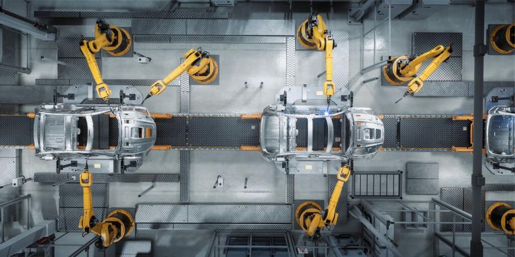 linha de montagem com robôs, fabricação de veículos elétricos