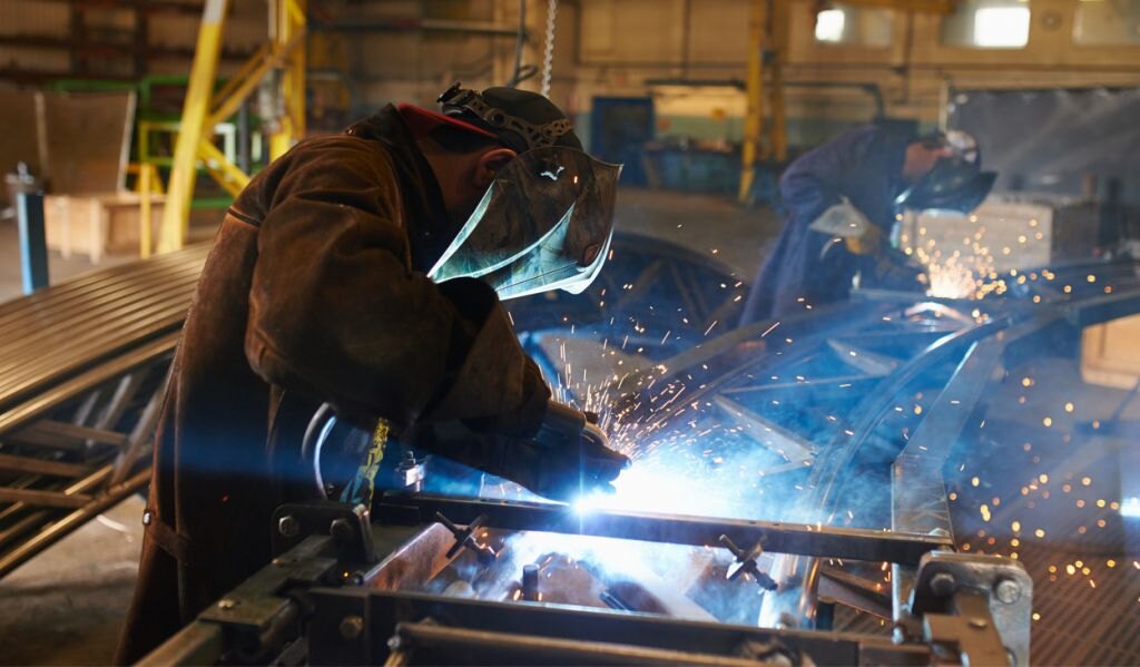 profissional equipado trabalhando na indústria metalmecânica