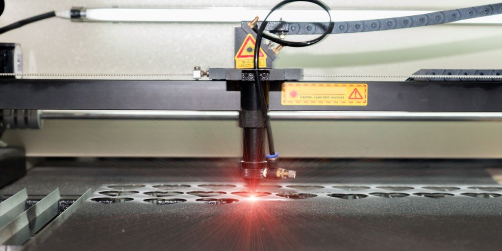 equipamento de corte a laser controlado por controladora CNC