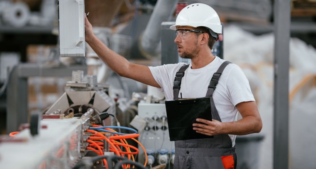 profissional equipado realizando manutenção na automação industrial