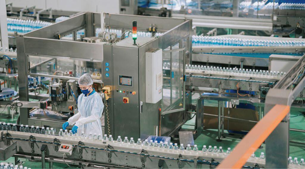 ambiente industrial em funcionamento com controles industriais