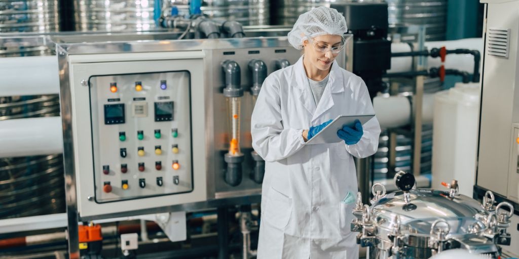 profissional operando controles industriais em indústria alimentícia