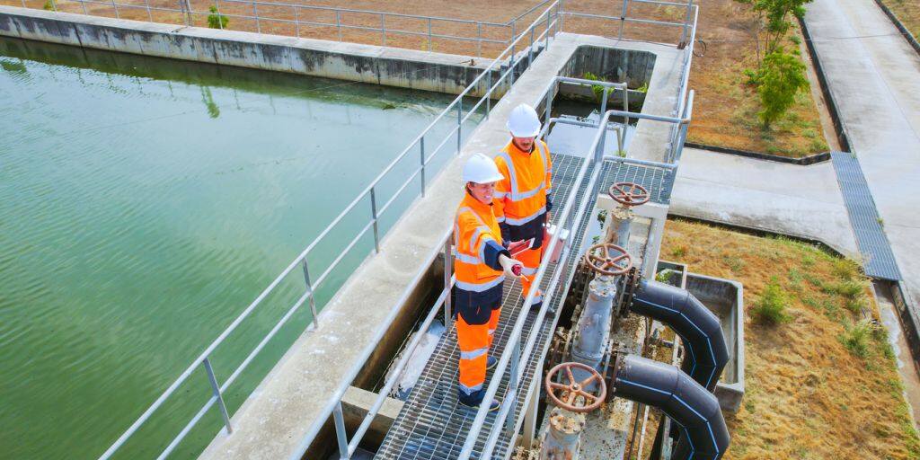 profissionais realizando a gestão e manutenção de sistema de água e saneamento