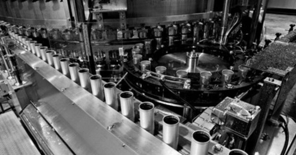 máquina embaladora em processo de envase em latas