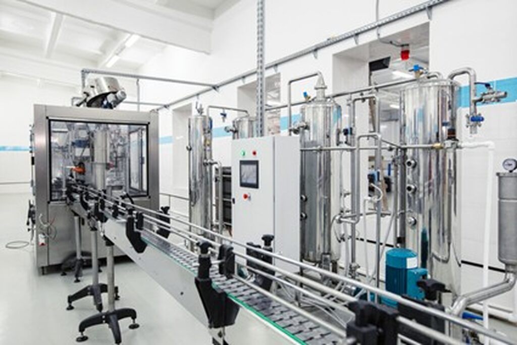 linha de produção com máquinas de envase automatizadas