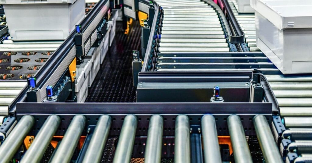 Esteira industrial com roletes.