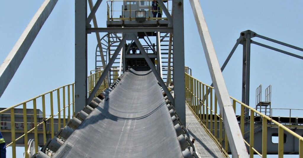 Esteira industrial côncava.