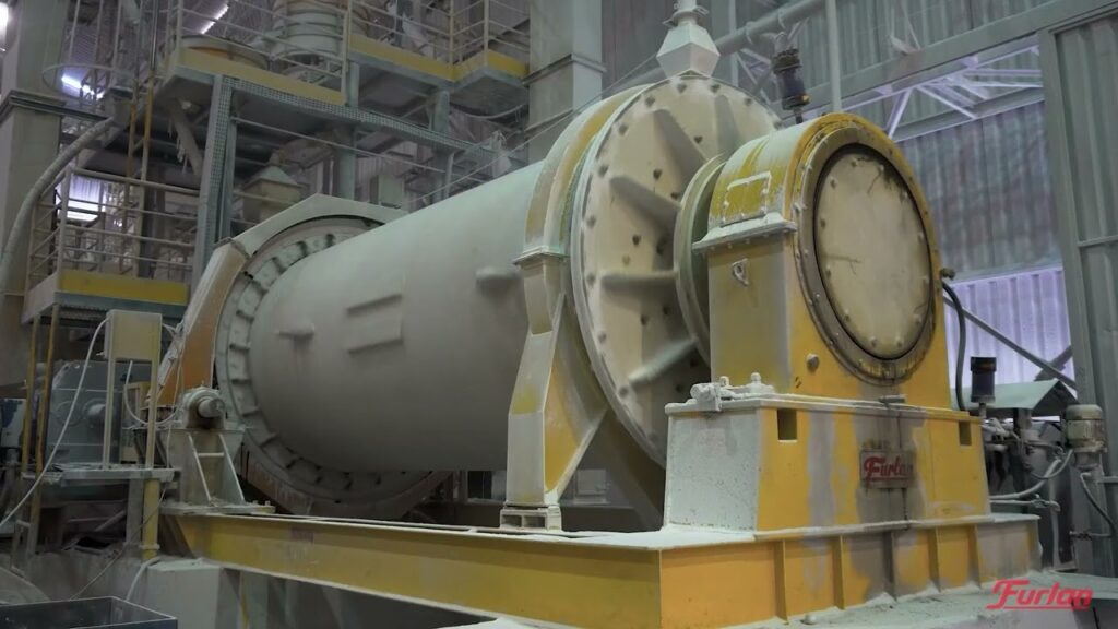 Moinho de bolas industrial em ação.