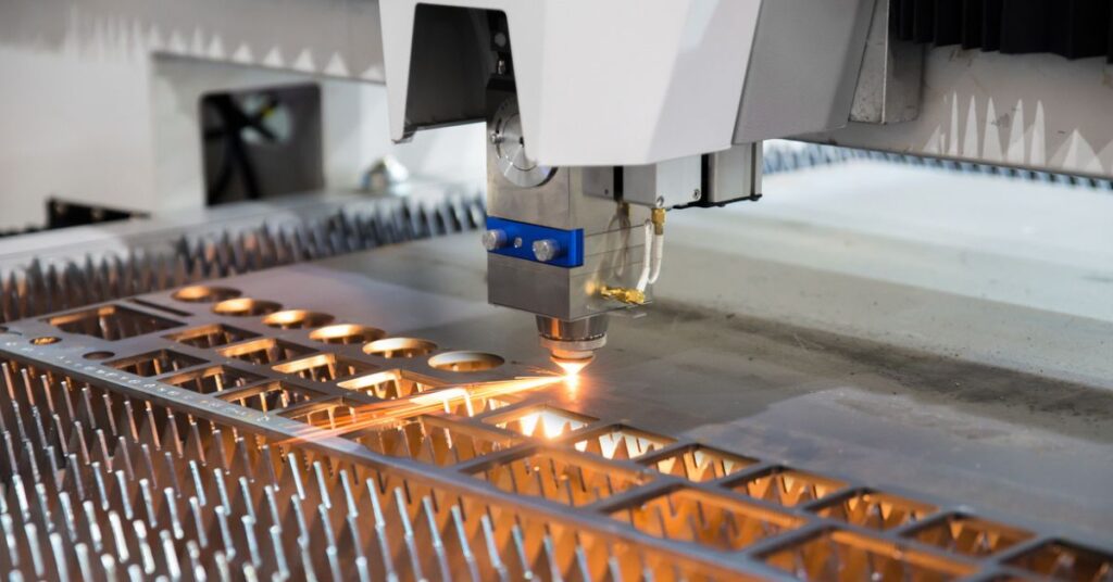Máquina CNC em produção de corte de folha de metal