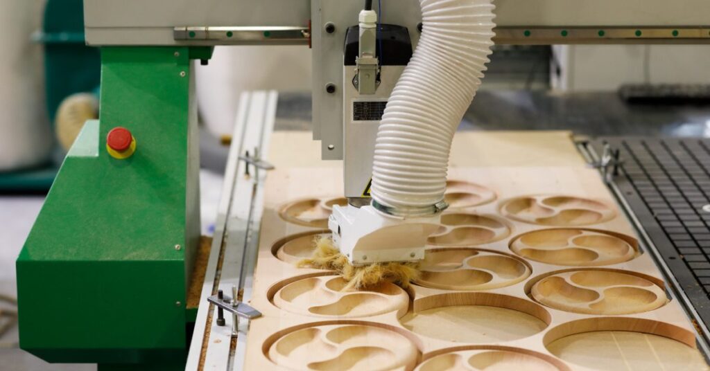 Máquina router em ação durante produção industrial.