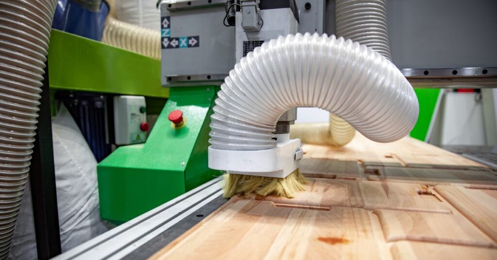 Máquina router durante uso em processo industrial.
