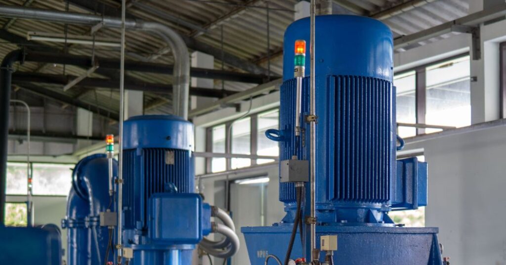 Motores elétricos com sensores de vibração e temperatura.