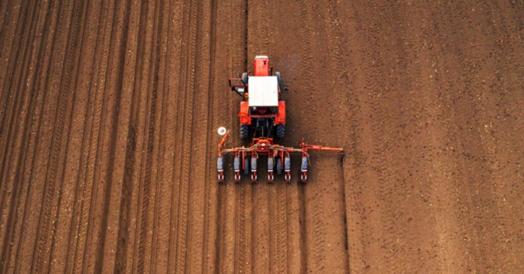 Semeadora agrícola em ação.