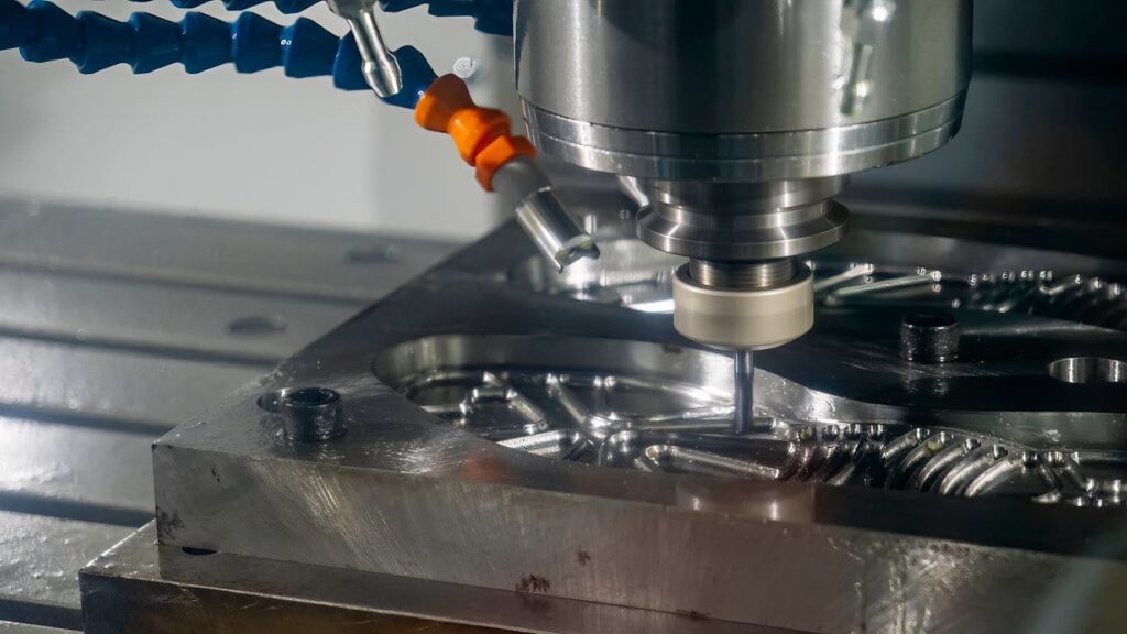 Máquina CNC realizando usinagem de precisão com servomotor em sistema de posicionamento industrial.